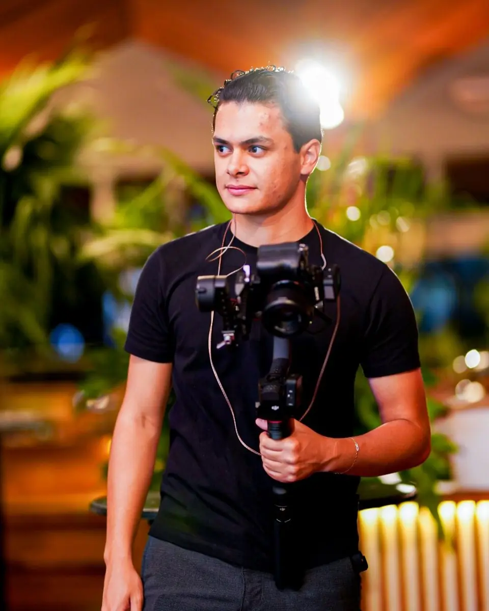Thiago Deiques com a câmera no estabilizador, em um evento