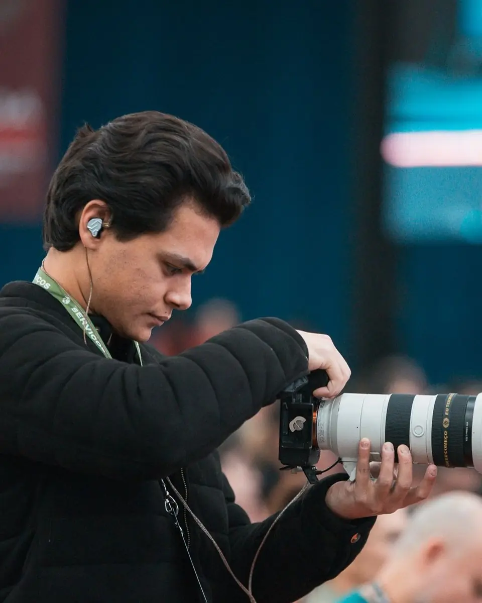 Thiago Deiques fotografando com teleobjetiva na plateia