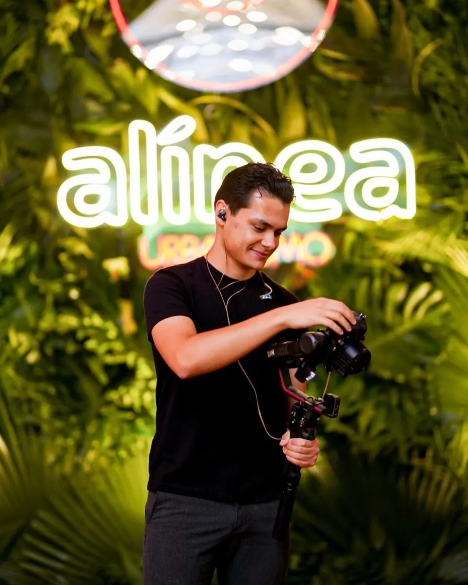 Thiago Deiques gravando em frente ao letreiro do Alínea