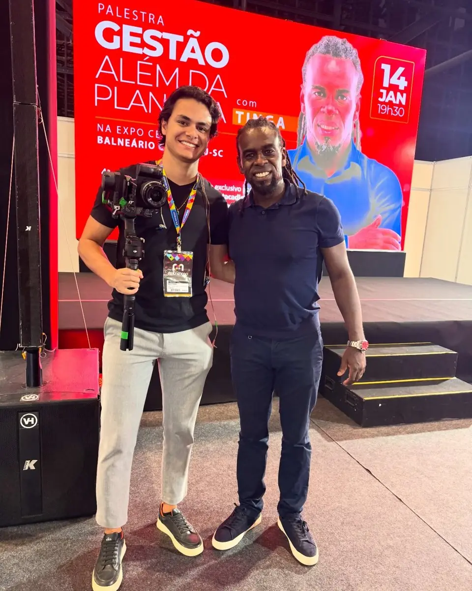 Thiago Deiques com o estabilizador ao lado de Tinga, na Multiexpo