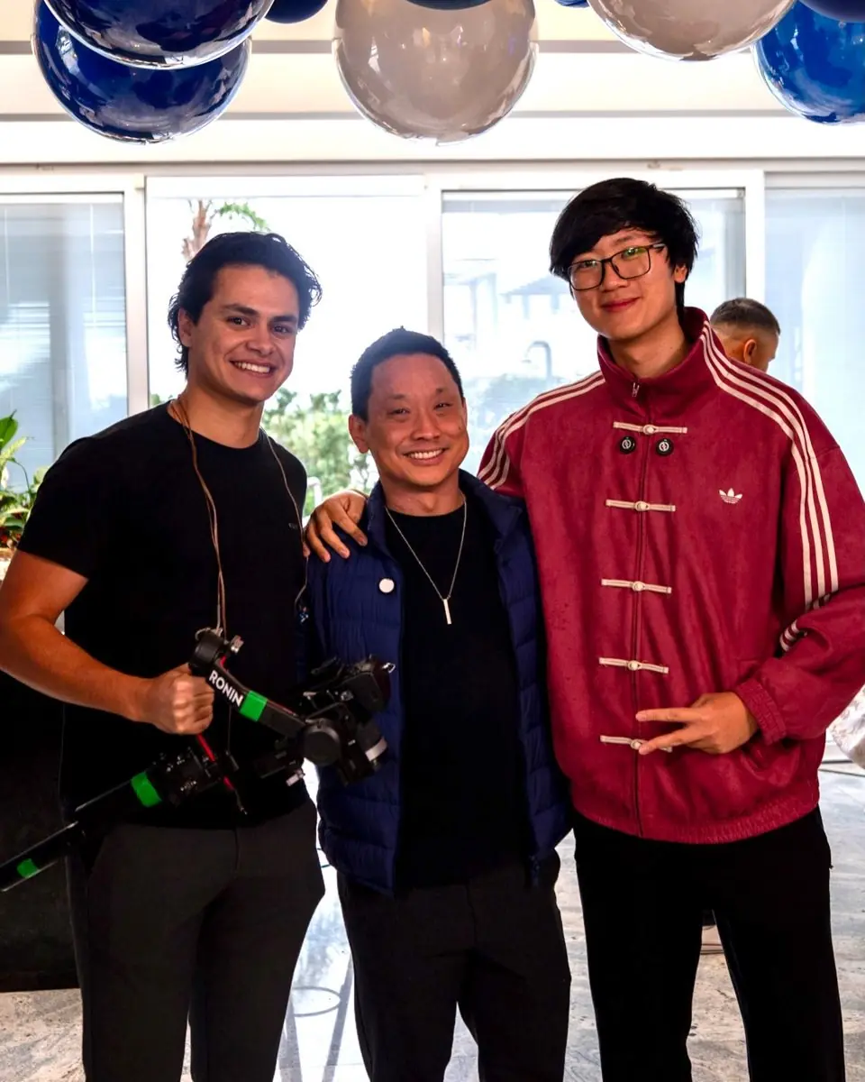 Thiago Deiques com o estabilizador ao lado de dois convidados em um evento